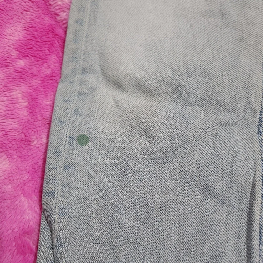 American Eagle  Women's Size 6 Reg Mom Jeans Light Wash Stretch Distressed Denim